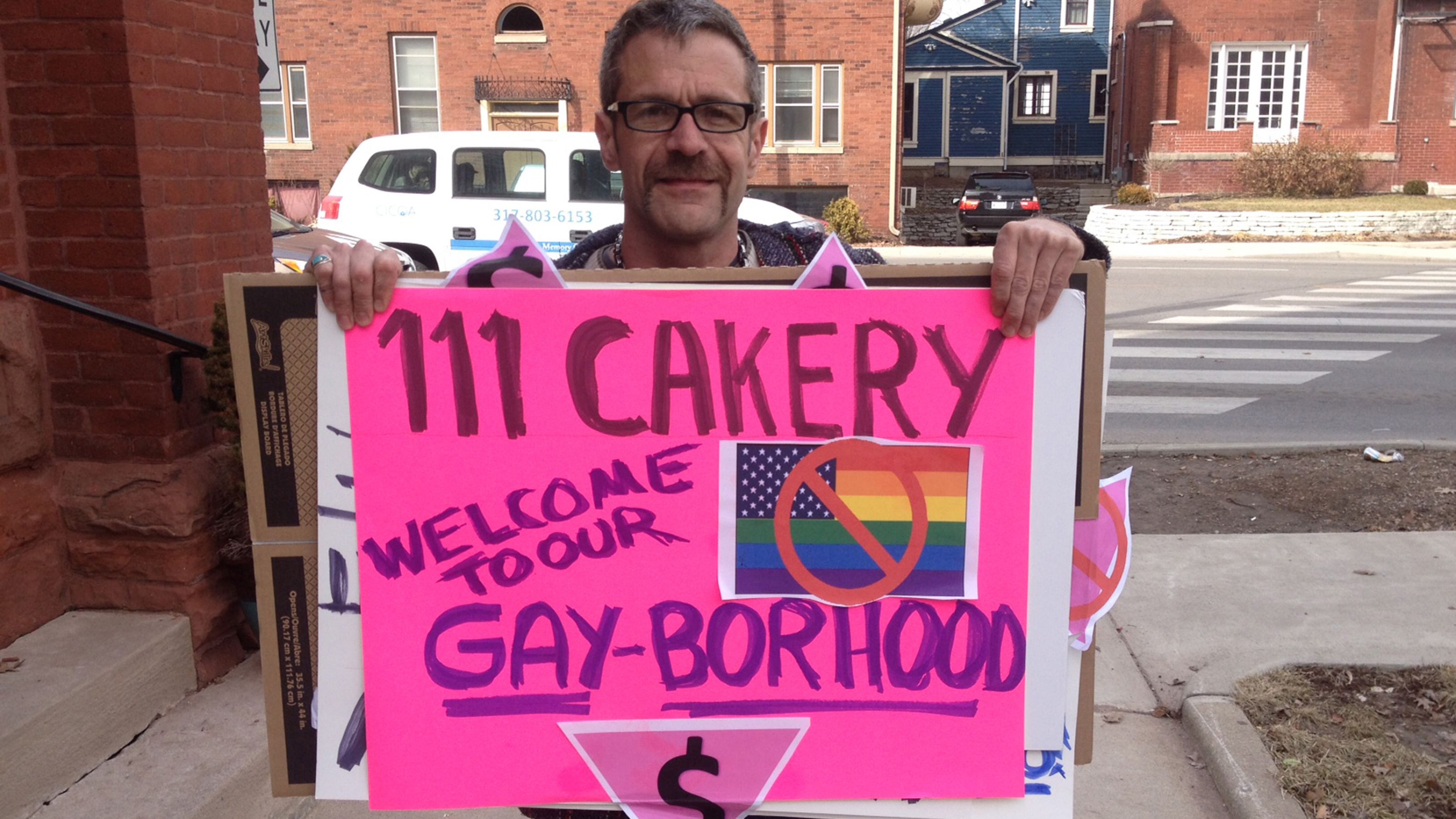 Owners who refused cake for gay couple close shop